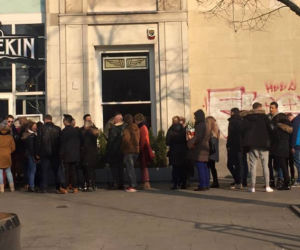 Najdłuższe kolejki w Warszawie. W tych miejscach trzeba poczekać! [GALERIA]