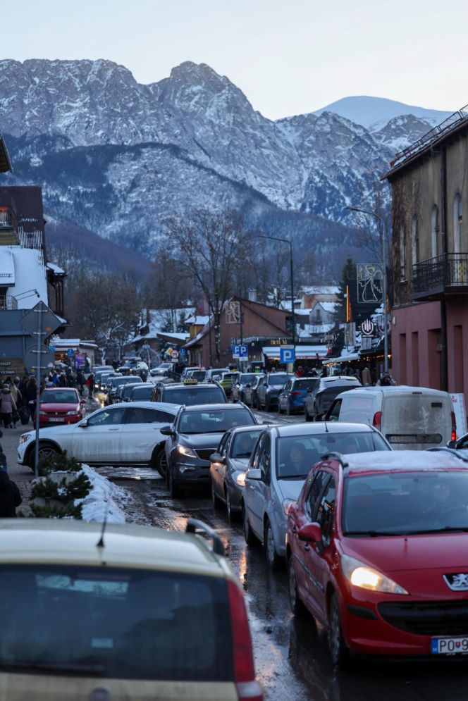 Fatalne warunki w Tatrach. Jest mroźno, ślisko, a szlaki są zasypane śniegiem. TPN ostrzega turystów