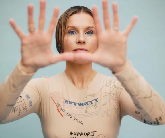 Natalia Grosiak odcina się od Mikromusic?  „Zimno Ciepło” to początek dużej zmiany