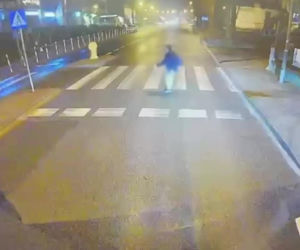 Pirat w Fordzie omal nie staranował pieszego na pasach