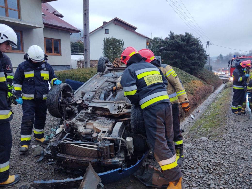 Chomranice. Ford fiesta dachował na wjeździe do posesji