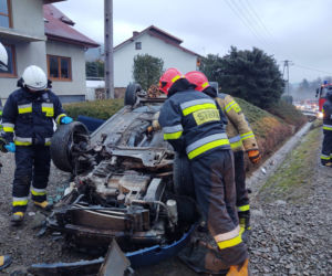 Chomranice. Ford fiesta dachował na wjeździe do posesji