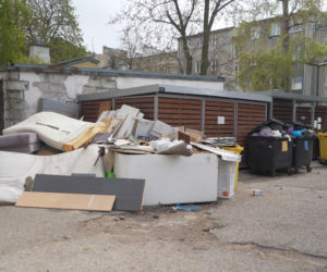 „Cały Grochów w szczurach!”. Mieszkańcy prawobrzeżnej Warszawy ponownie toną we własnych śmieciach