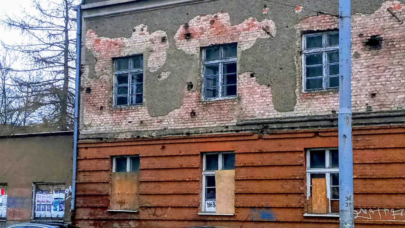 Pamiątki sprzed lat na murach w Szczecinie