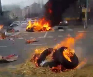 Protesty rolników w Warszawie. Palenie opon i świńskie łby na placu Zawiszy