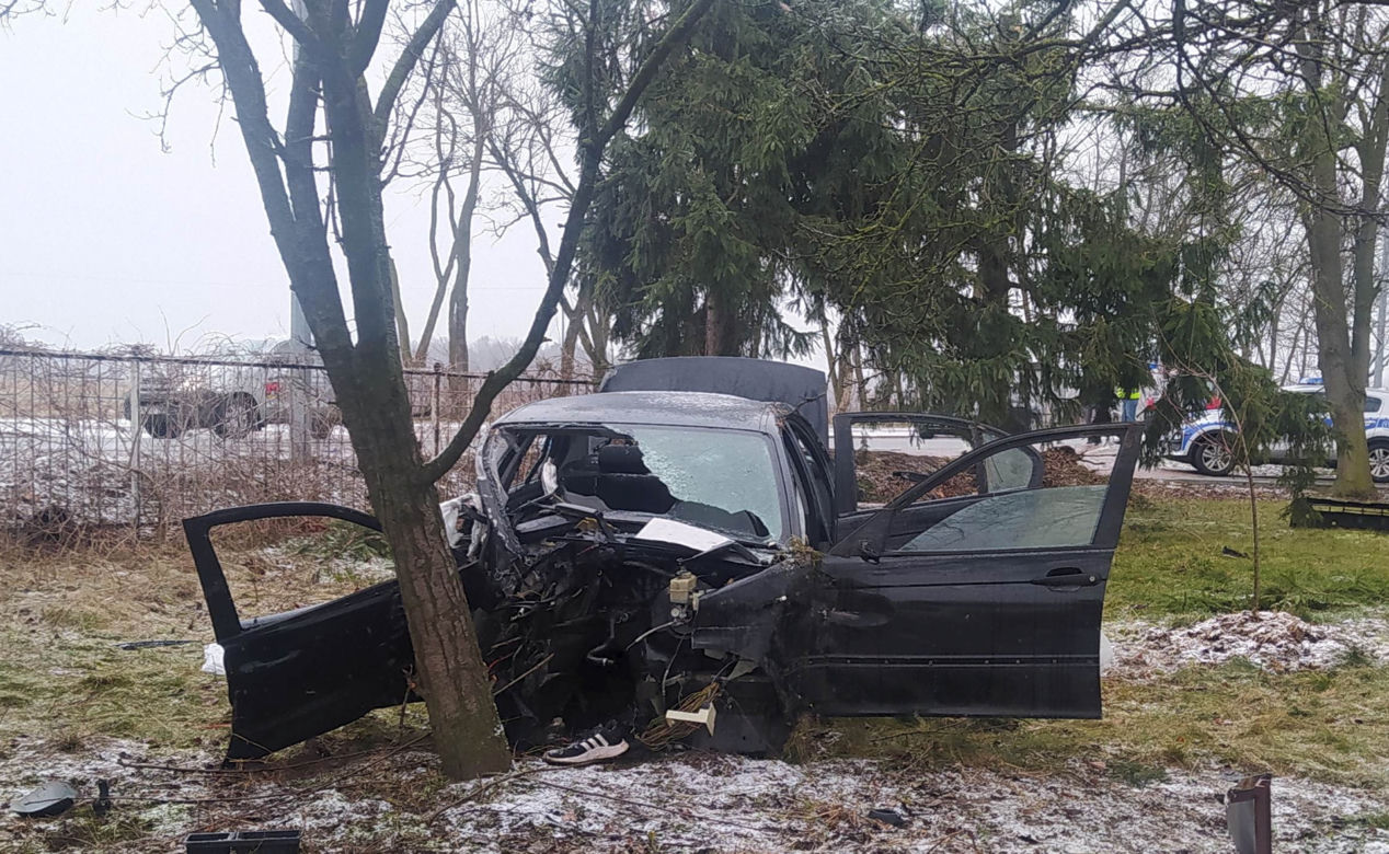 Drogowa makabra pod Siedlcami. Bmw walnęło w drzewo, auto rozpadło się na pół