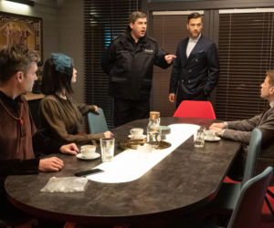 BrzydUla 2 odc. 107. Sebastian (Łukasz Garlicki), Marek (Filip Bobek), Aleks (Mariusz Zaniewski), Paulina (Maja Hirsch), policjant (Grzegorz Ciagardlak)
