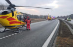 Bus z pięcioma osobami rozbił się na barierze. Helikopter LPR na miejscu