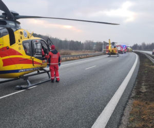 Bus z pięcioma osobami rozbił się na barierze. Helikopter LPR na miejscu