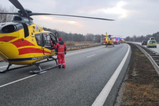 Bus z pięcioma osobami rozbił się na barierze. Helikopter LPR na miejscu