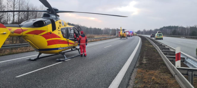 Bus z pięcioma osobami rozbił się na barierze. Helikopter LPR na miejscu