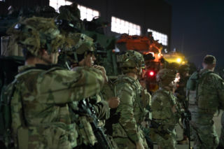 Pentagon planuje operacje lądowe w Iranie. Teheran grozi „podpaleniem” amerykańskich wojsk