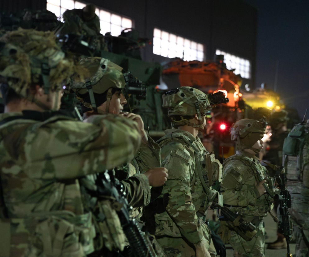 Pentagon planuje operacje lądowe w Iranie. Teheran grozi „podpaleniem” amerykańskich wojsk