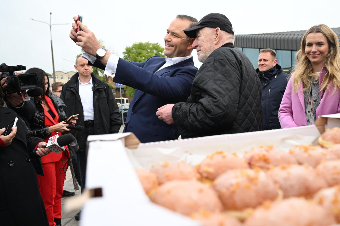 Karol Nawrocki w Gdańsku rozdawał pączki