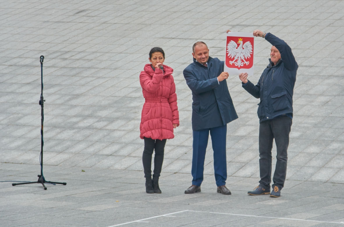 Setki osób na Placu Teatralnym stworzyły wizualizację Orła Białego
