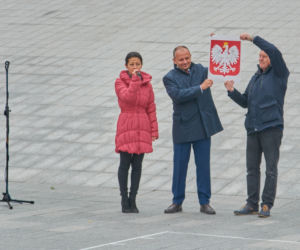 Setki osób na Placu Teatralnym stworzyły wizualizację Orła Białego