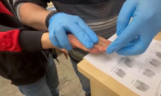 "Naznaczyli" młodego kibica symbolem swojej drużyny