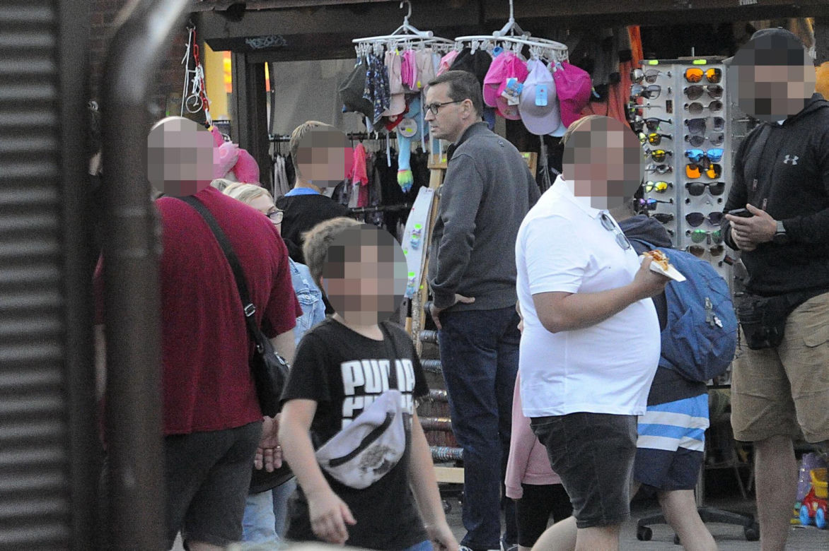 Rodzina Morawieckich przyłapana na skromnych wakacjach. Żona premiera wskoczyła w kostium kąpielowy
