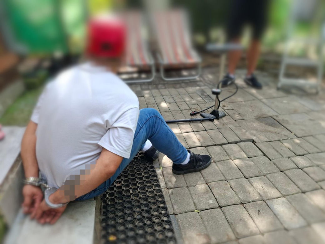 Ale numer! "Janusz remontu" ukradł miejski chodnik, żeby wyłożyć własne podwórko