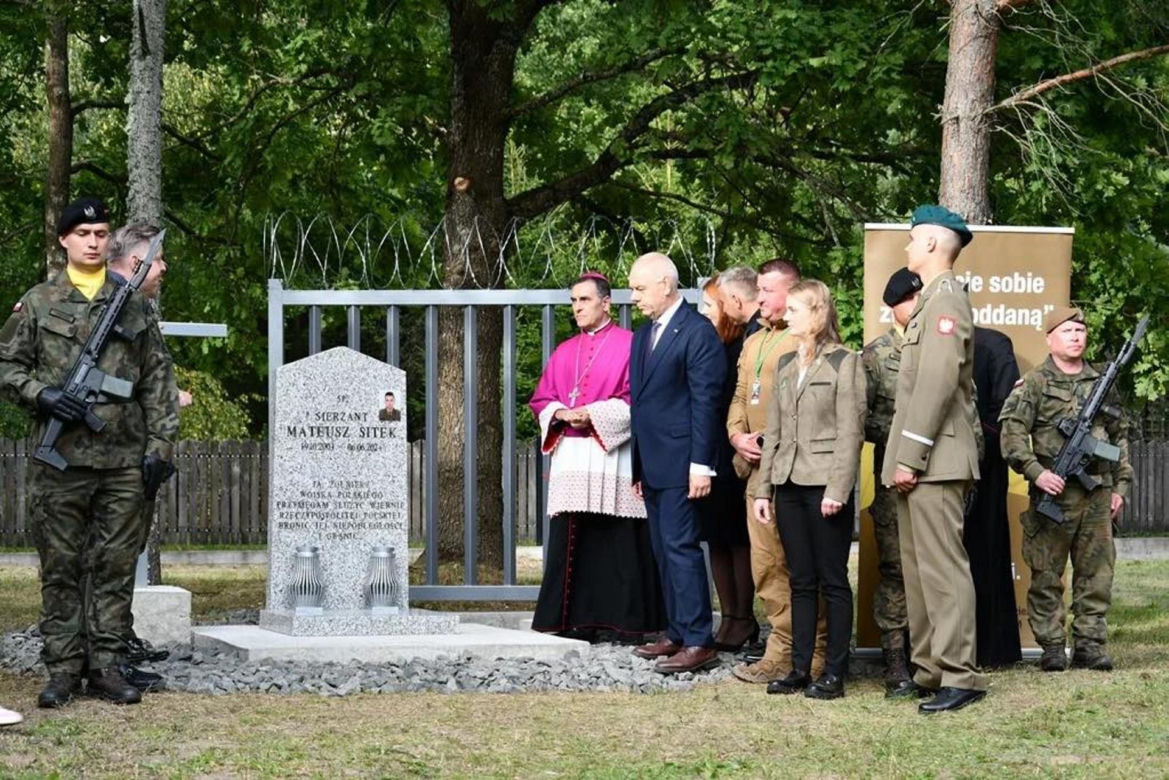 Młody żołnierz zginął na granicy z Białorusią. Odsłonili pomnik na jego cześć. „Niech będzie symbolem”