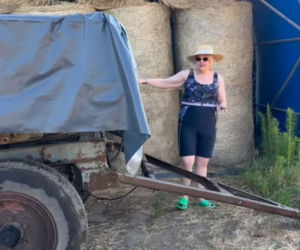 Sieklucka na Bali, a Zawodnik przy bali. Która ma fajniejsze wczasy?