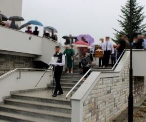 Niebo zapłakało nad Reginą Ż. Wzruszający pogrzeb ofiary tragedii na Węgrzech