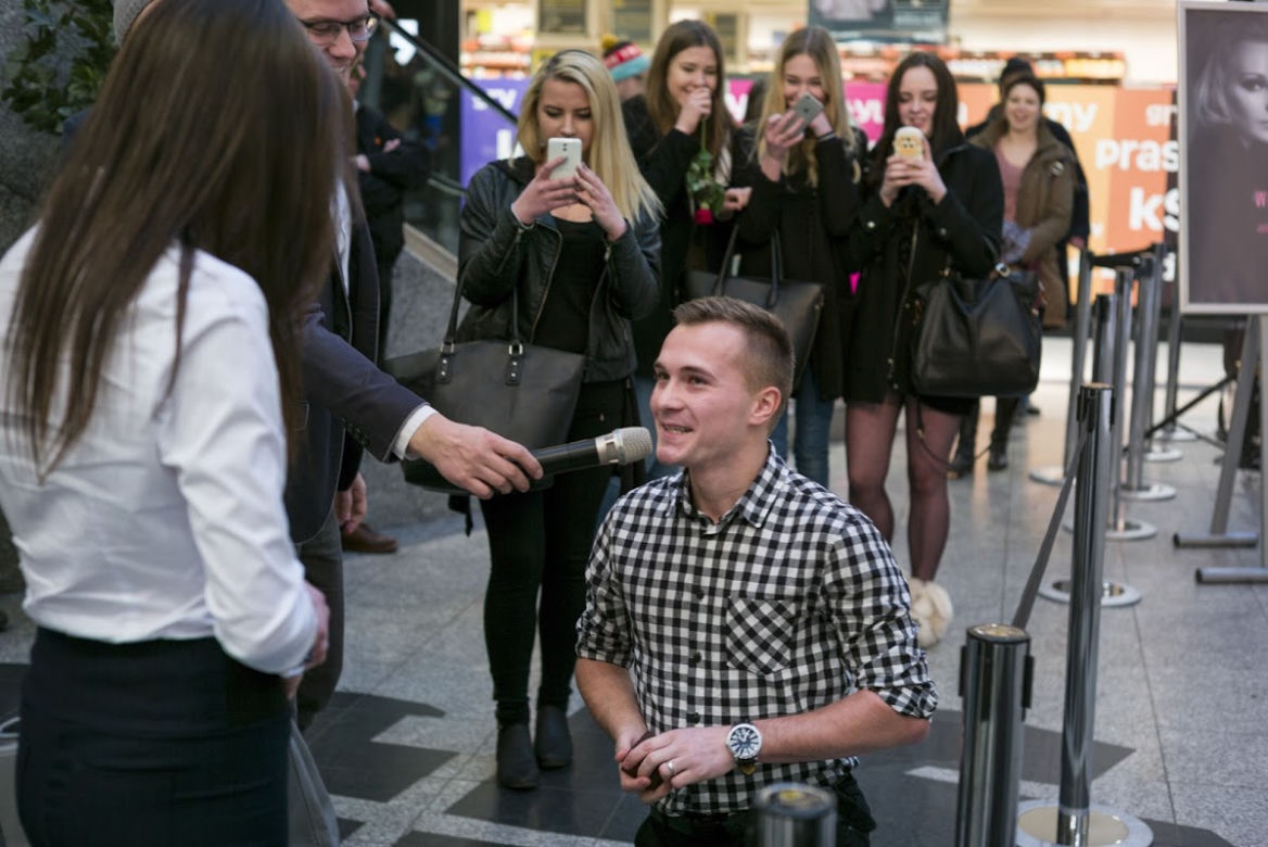 Kraków: Potrójne oświadczyny w... galerii handlowej!