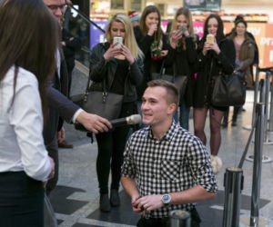 Kraków: Potrójne oświadczyny w... galerii handlowej!