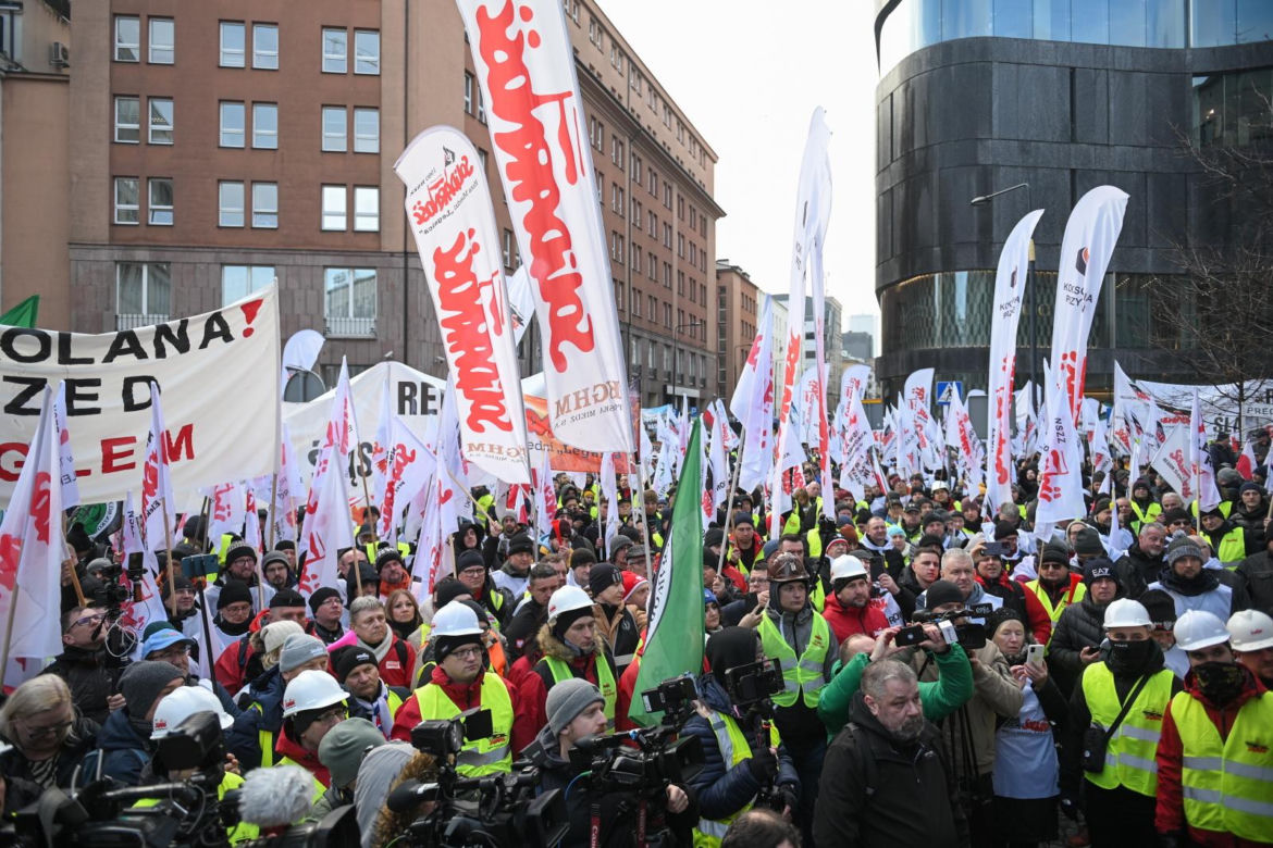 Protest energetyków i górników przed siedzibą PGE w Warszawie