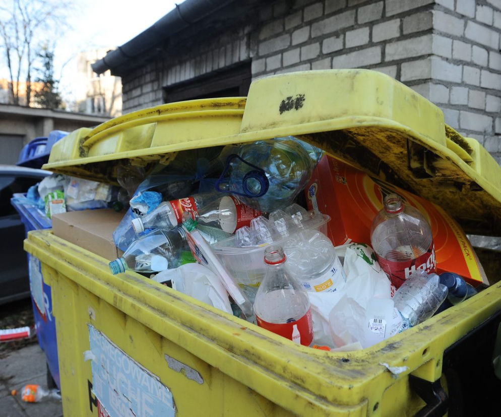 Stolica utonie w śmieciach