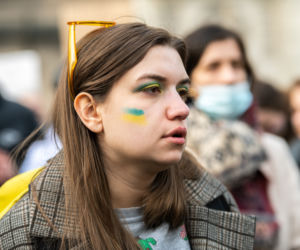  Kraków solidarny z Ukrainą. Setki osób przyszło na manifestację [ZDJĘCIA]
