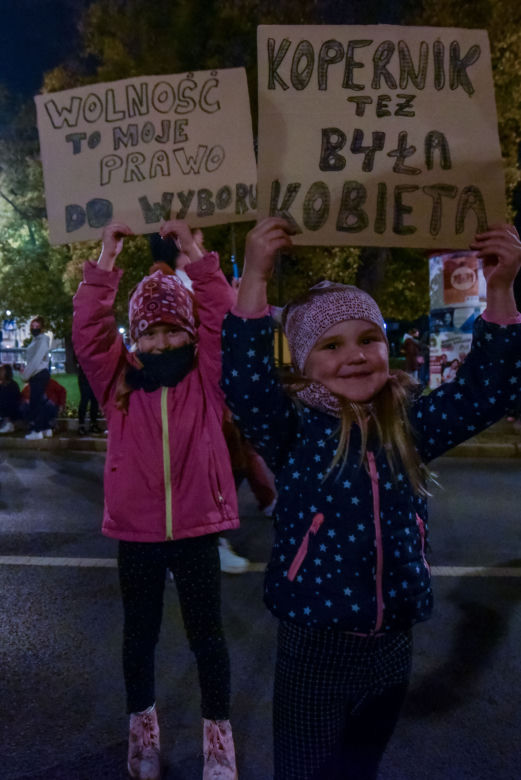 Strajk kobiet w Toruniu. Tańce, straż pod kościołem i wiele więcej - środa (28.10.2020)