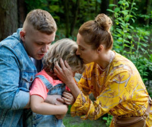Barwy szczęścia, odc. 2320. Beata (Anita Jancia), Grześ (Noah Culbreth), Hubert (Marek Molak)