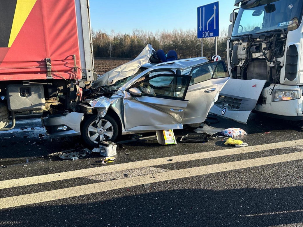 Wstrząsający wypadek pod Żyrardowem. Skoda zmiażdżona między dwoma tirami