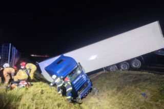 Ciężarówka przebiła bariery na S7 i wpadła do rowu. Kierowca trafił do szpitala