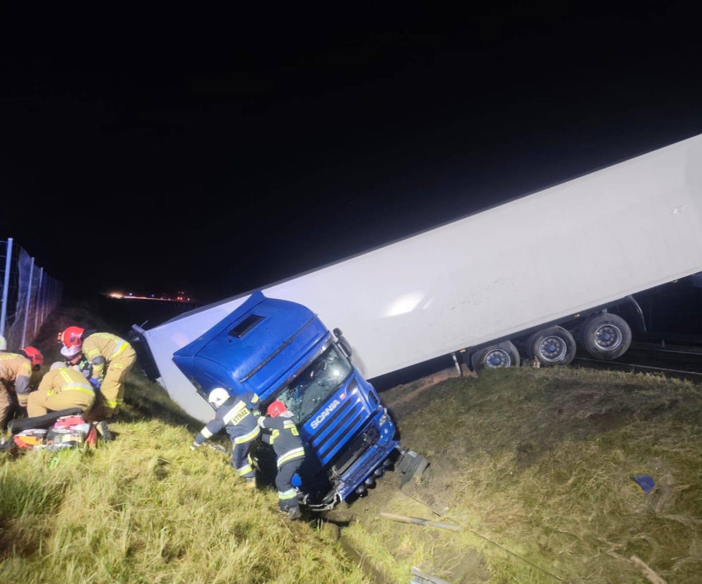 Ciężarówka przebiła bariery na S7 i wpadła do rowu. Kierowca trafił do szpitala