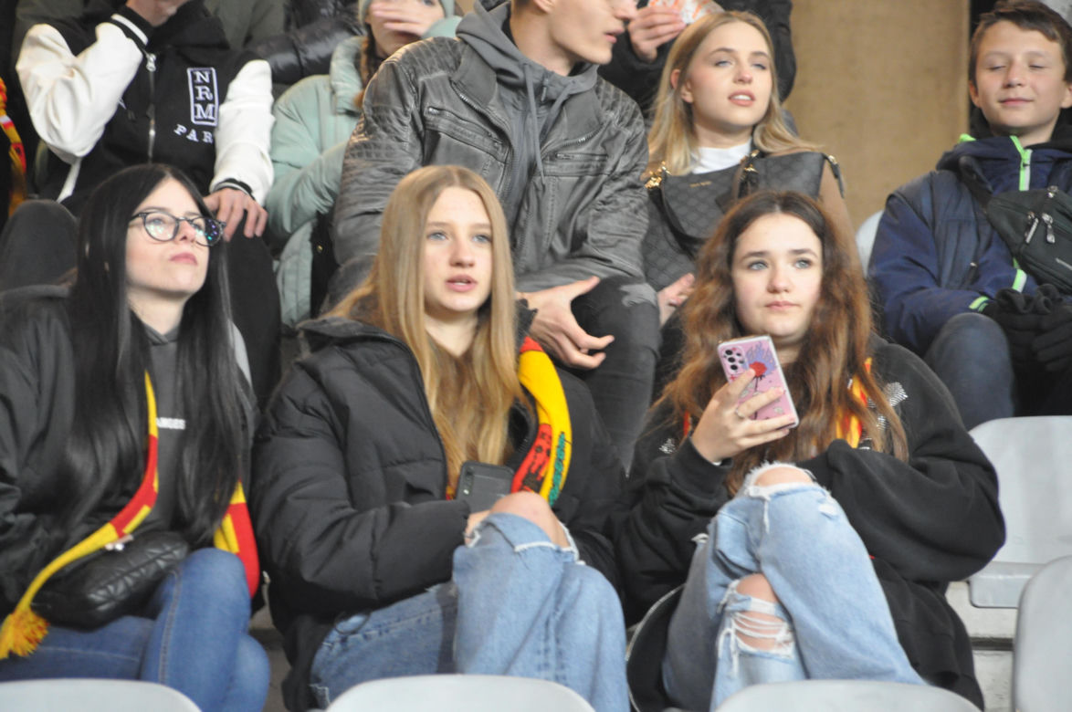Żółto-czerwono na Suzuki Arenie! Zdjęcia kibiców na meczu Korona Kielce - Jagiellonia Białystok