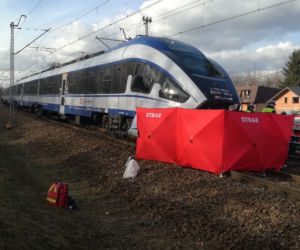 Kierowca ZMIAŻDŻONY przez pociąg. MASAKRA na przejeździe w Łódzkiem