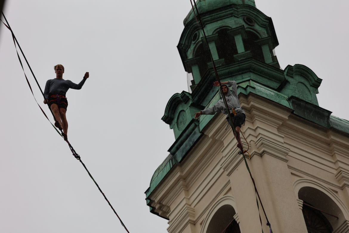   Urban Highline Festival 2023 w Lublinie. Slacklinerzy robią cuda na linach!