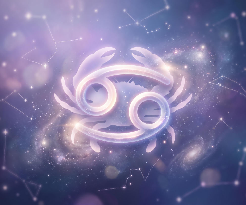 Świecący symbol zodiakalnego Raka na tle gwieździstego nieba. O horoskopie dla Raka przeczytasz w serwisie Eska.