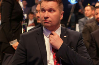 Przemysław Czarnek - globetrotter! Za swoje je mniej i taniej, za nasze wylatał 141 tys. zł! 