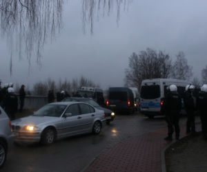 Skandal na meczu. Kibice Hutnika Kraków trzymani... w klatce niczym dzikie zwierzęta
