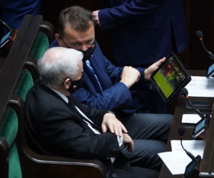 Kaczyński ogląda na tablecie oprawę Legii