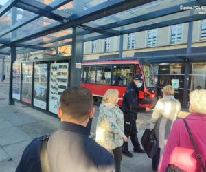 Katowice: Policjanci sprawdzają czy pasażerowie noszą maseczki w komunikacji miejskiej [ZDJĘCIA]