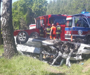 Czołowe zderzenie pod Glinojeckiem! Dwoje dorosłych i niemowlę w szpitalu! Na miejscu śmigłowiec
