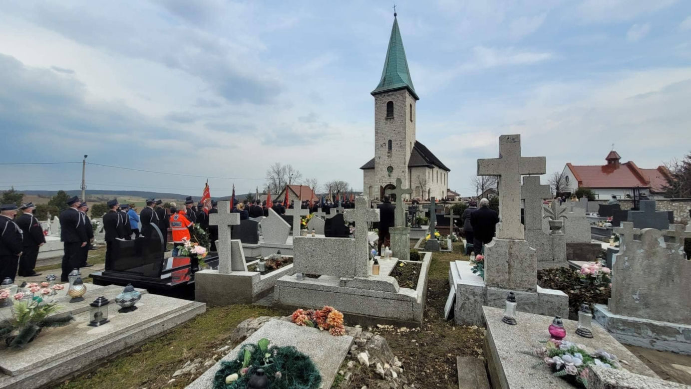 Zawiercie: Pogrzeb ratownika medycznego. Ksiądz POPŁAKAŁ się na kazaniu! [ZAPIS RELACJI Z POGRZEBU] 