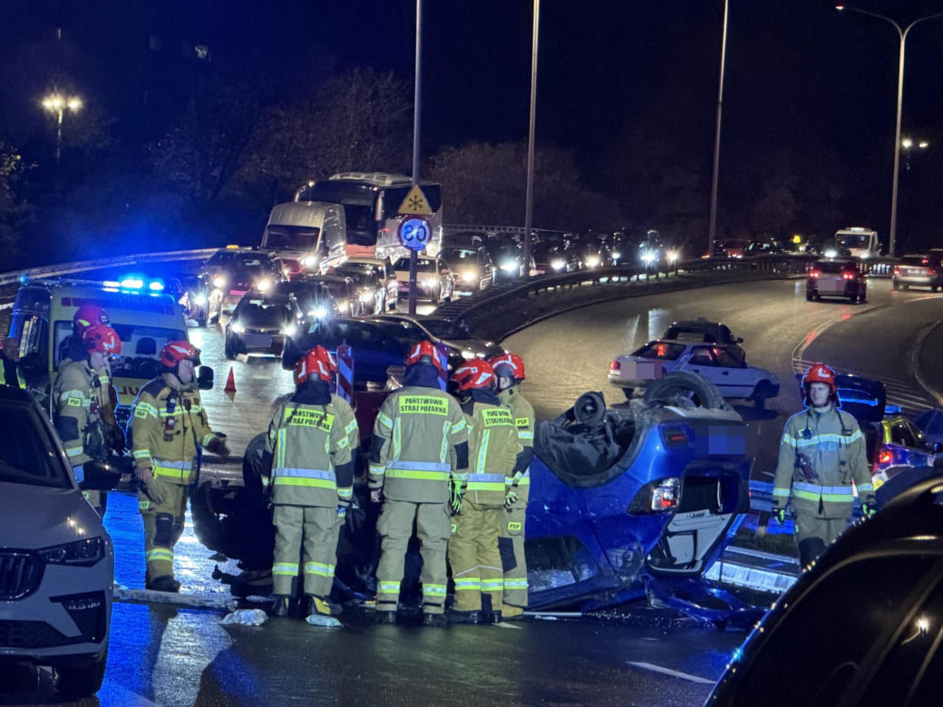 Auto rosyjskiej ambasady dachowało w Warszawie! Odłamki uszkodziły inne pojazdy