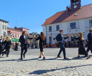 Polonez maturzystów z I LO na rynku w Ostrzeszowie