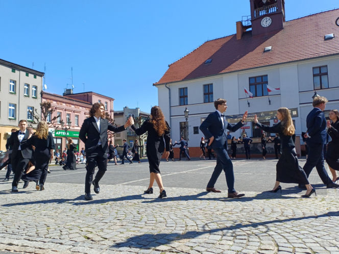 Polonez maturzystów z I LO na rynku w Ostrzeszowie