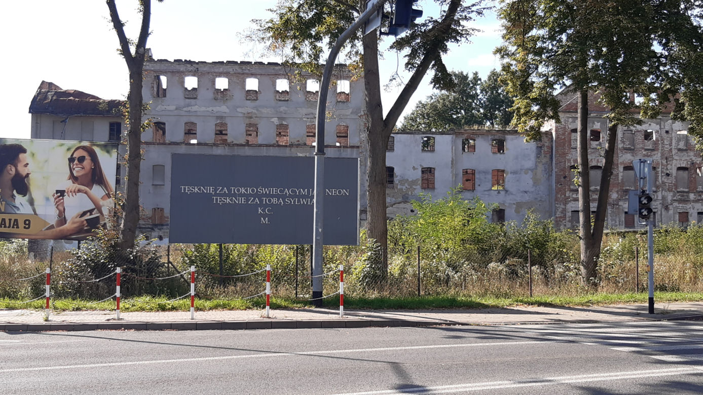 Bilbord z wyznaniem tęsknoty
